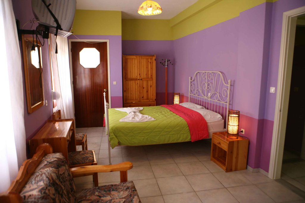 ΙΦΙΓΕΝΕΙΑ STUDIOS — 18