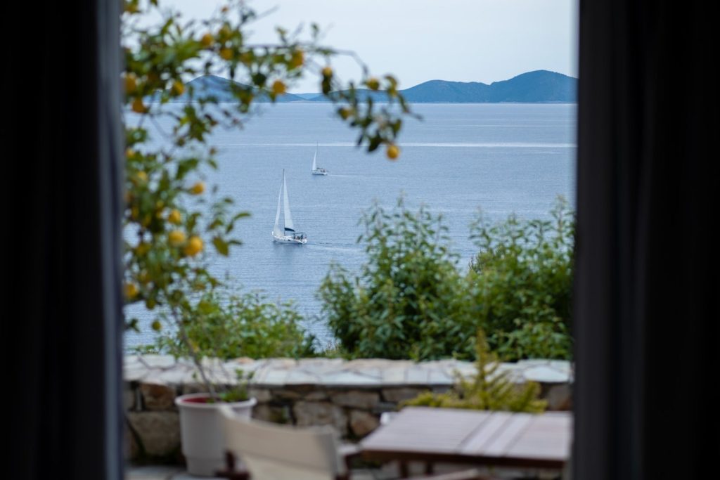 ΠΑΝΘΕΟΝ — 3