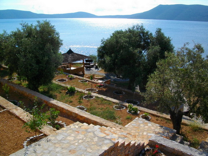 ΘΕΡΟΣ ΒΙΛΑ — 18