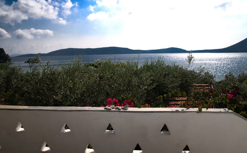 ΠΑΡΑΘΑΛΑΣΣΙΕΣ ΚΑΤΟΙΚΙΕΣ ΧΡΗΣΤΟΥ — 12